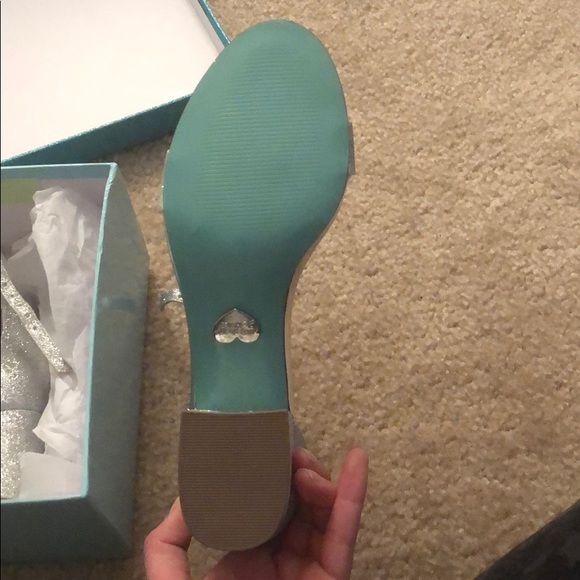 Silver heels - Picture 3 of 8